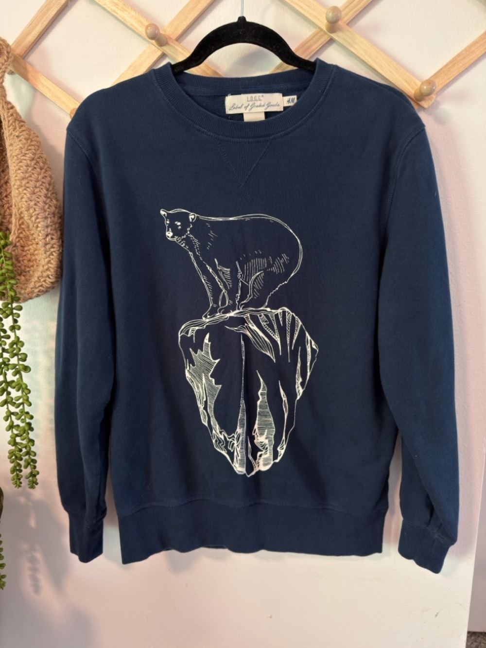H&M L.O.G.G. Polar Bear Graphic Sweatshirt Size M Navy Blue
